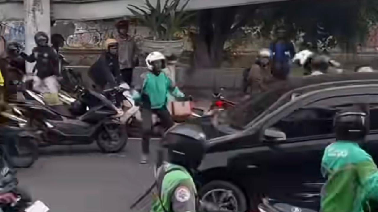 Sopir Viral Lawan Arah Bawa 4 Plat Nomor dan Senjata Tajam